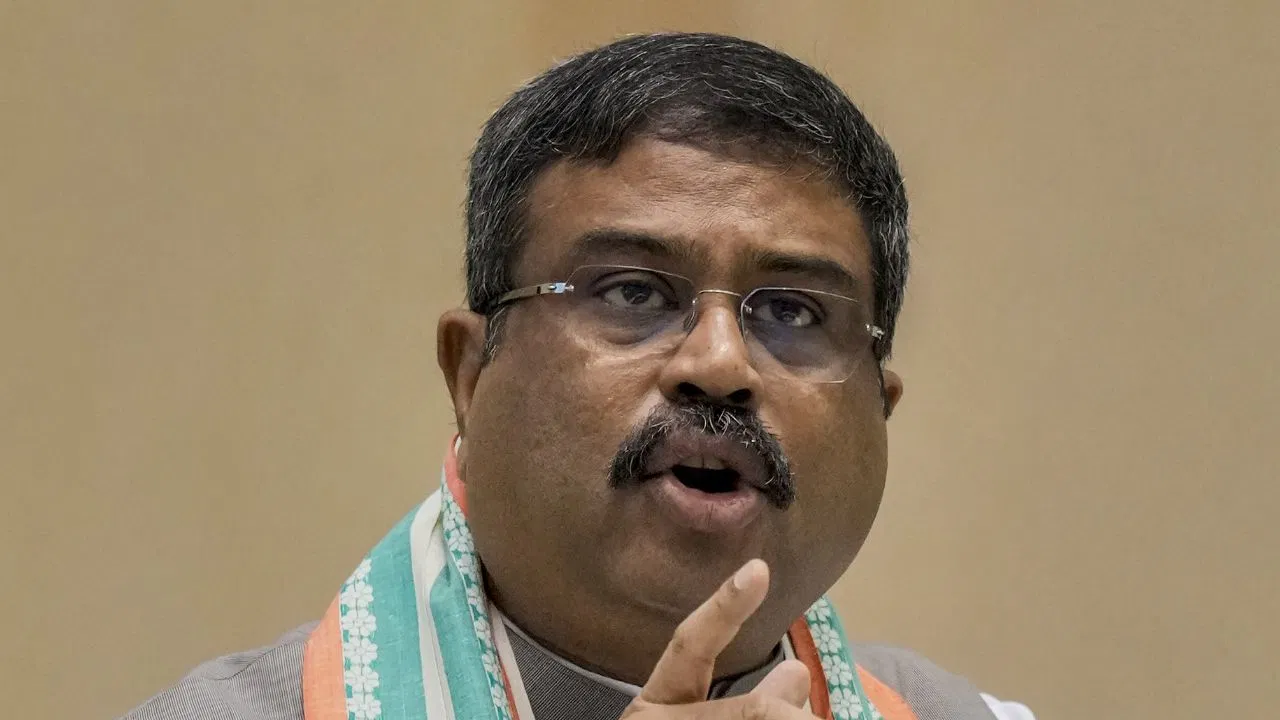 धर्मेंद्र प्रधान के बयान पर नहीं थमा विवाद, डीएमके सांसद ने दिया नोटिस