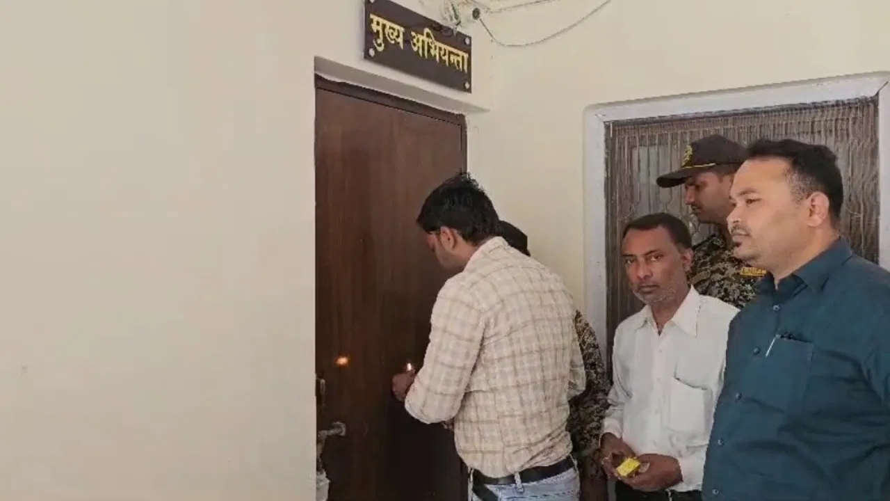 गोरखपुर में नगर निगम ने सील कर दिया पीडब्ल्यूडी का ऑफिस, मचा बवाल