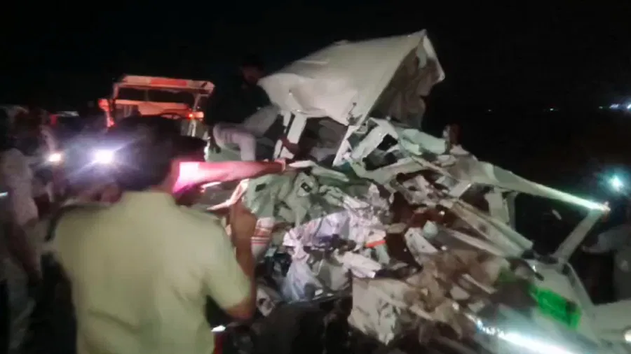 सड़क हादसे में पांच की मौत, गलत दिशा में आ रहे गैस टैंकर ने कार और पिकअप को मारी टक्कर