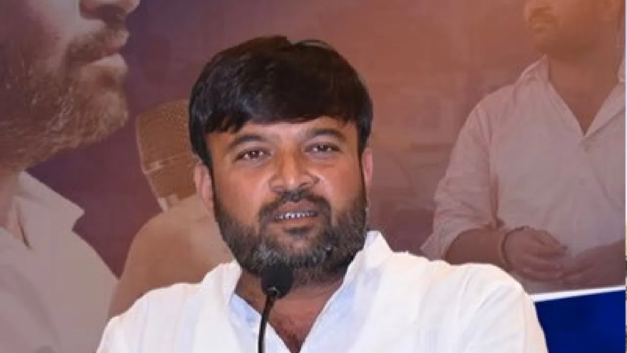 गुजरात: टी-शर्ट पर एक नारा और विधानसभा से निकाल दिए गए आप विधायक