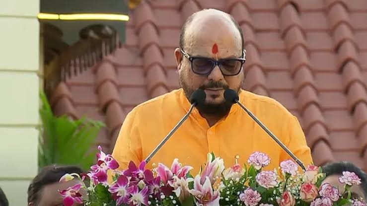 महिलाएं पर्स में लिपस्टिक, मिर्च पाउडर और चाकू रखें; महाराष्ट्र के मंत्री बोले