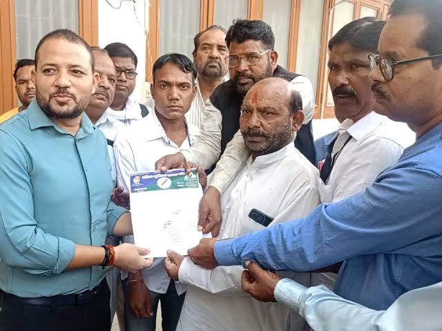 मुजफ्फरनगर कचहरी गेट पर शराब की दुकान का विरोध