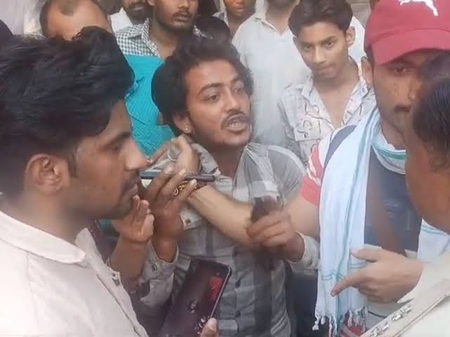 मुजफ्फरनगर में लुटेरे की सड़क पर पिटाई: महिला से मोबाइल छीनने वाला बदमाश पकड़ा, दो फरार