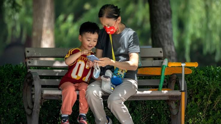 चीन में युवाओं के इंटरनेट इस्तेमाल पर लगेगी रोक, सरकार तय करेगी सोशल मीडिया पर कितना समय बिताएंगे