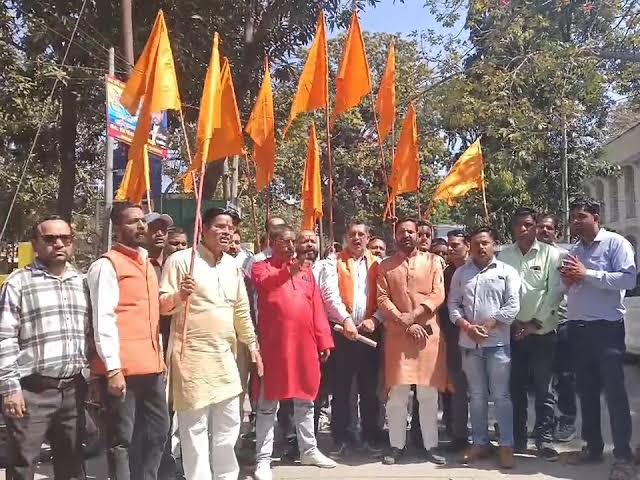 औरंगज़ेब की कब्र तोड़ने वालों को 11 लाख कैश और पांच बीघा जमीन का ऐलान !