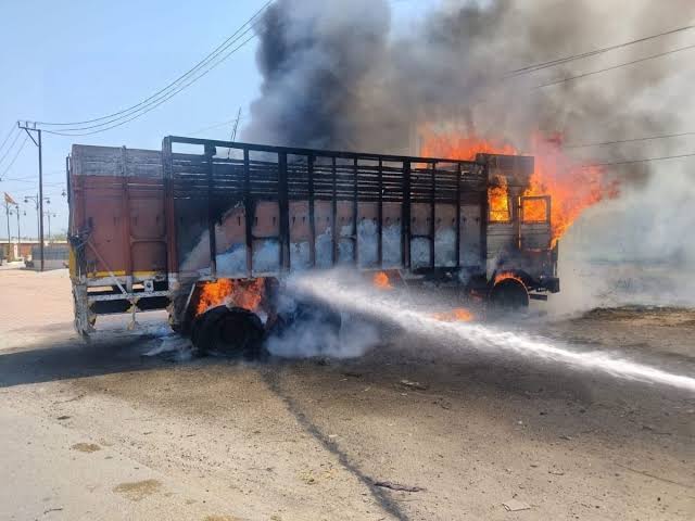 मुजफ्फरनगर में ट्रक में लगी आग, चालक ने कूदकर बचाई जान