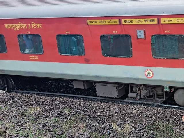 कामाख्या एक्सप्रेस के 11 डिब्बे पटरी से उतरे, कोई हताहत नहीं