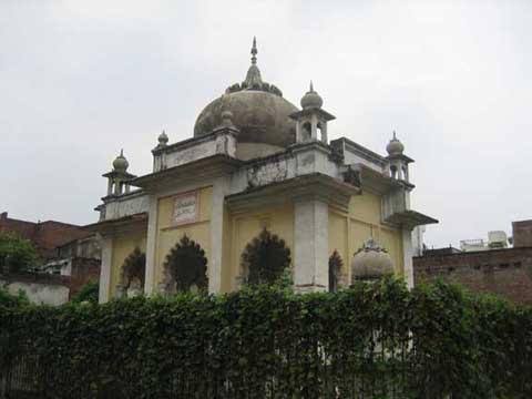 मीर अनीस के मकबरे को कुर्की का वारंट जारी