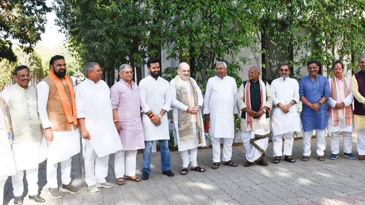 सीएम आवास पर एनडीए बैठक में शामिल हुए अमित शाह, बिहार चुनाव पर हुई चर्चा