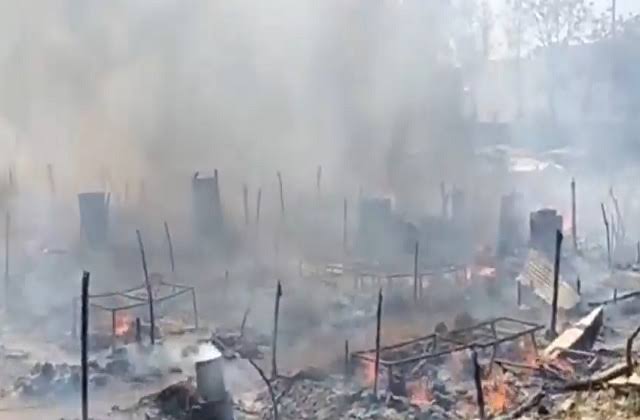 भटोलीकलां में भीषण आग, 19 झुग्गियां जलीं, तीन साल की बच्ची की मौत