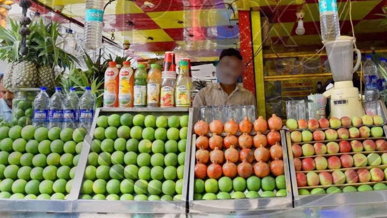 अलीगढ़ में जूस बेचने वाले को मिला 8 करोड़ रुपये का नोटिस, सदमे में परिवार