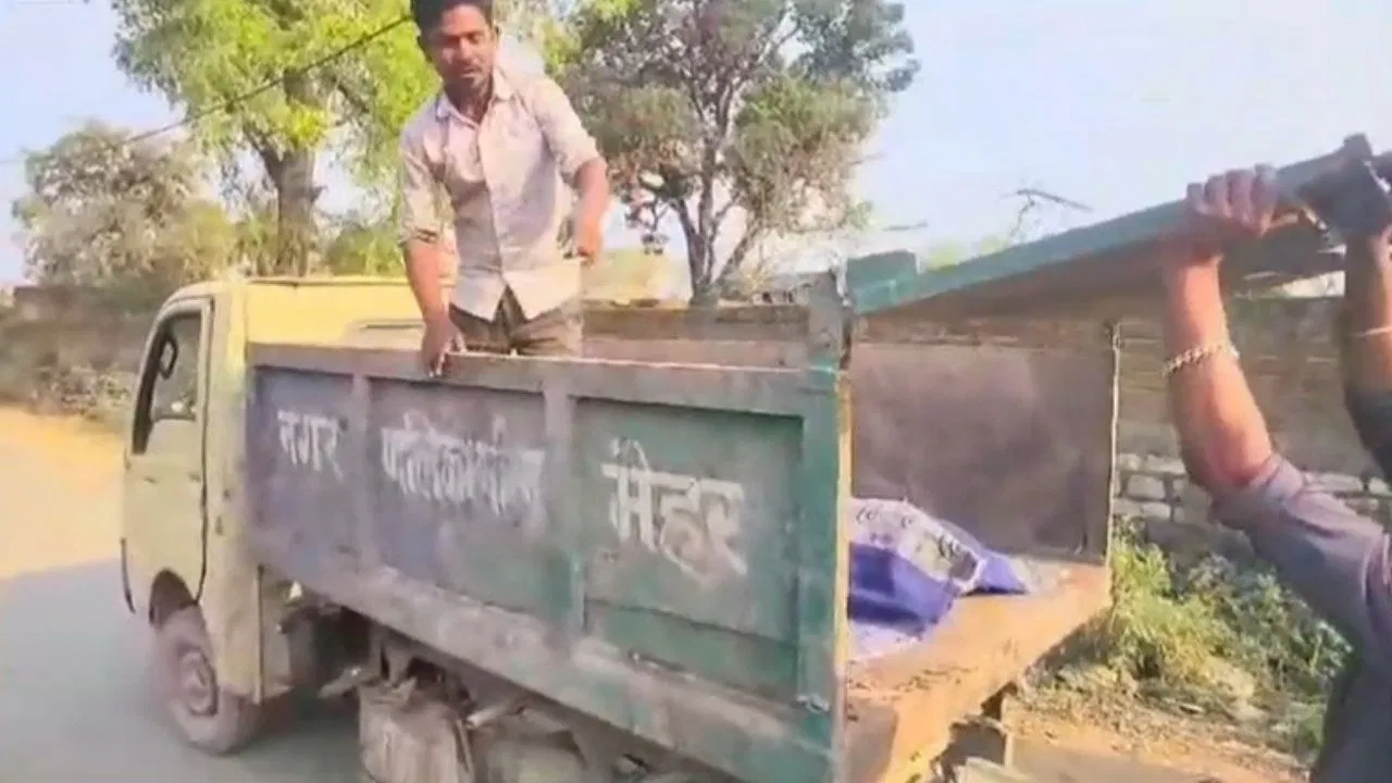 कूड़े के ट्रक में ले गए मजदूर का शव, परिजन बोले- मरने के बाद भी इज्जत नसीब नहीं
