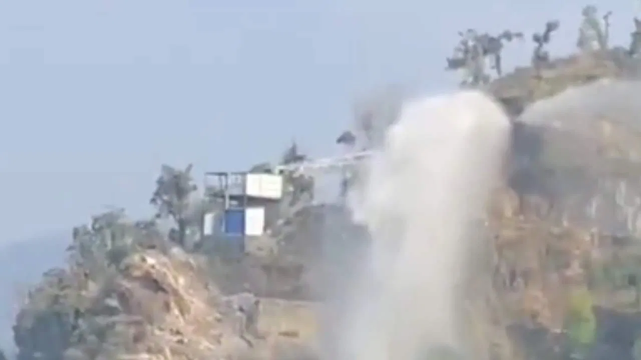 मसूरी में अचानक फट गई यमुना पम्पिंग पाइपलाइन, सैलाब से हुआ भूस्खलन