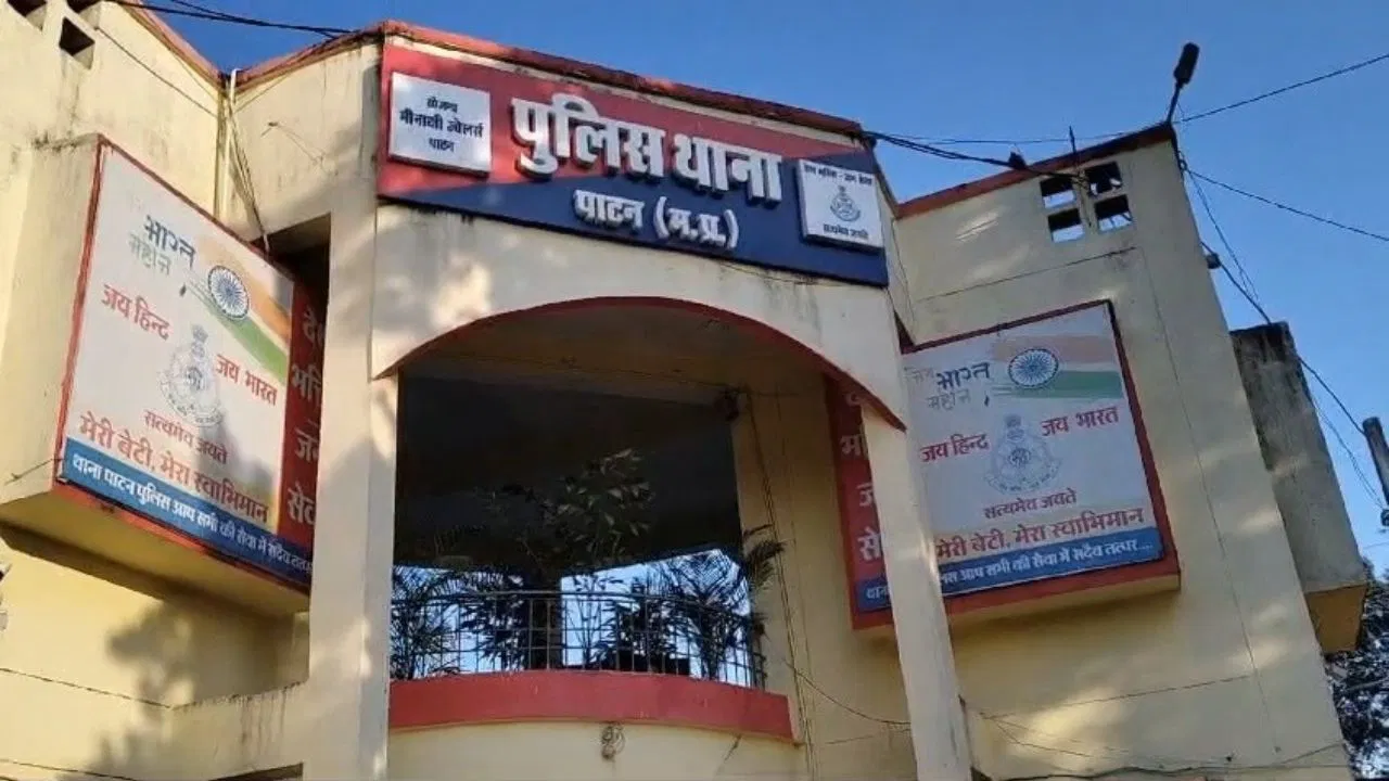 आधी रात को नाबालिग से दरिंदगी, दरवाजा बंद करने आई लड़की तो पड़ोसी ने कर लिया अगवा
