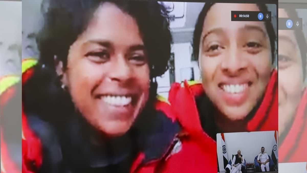 राजनाथ ने सागर परिक्रमा पर निकली नौसेना की महिला अधिकारियों से बात की