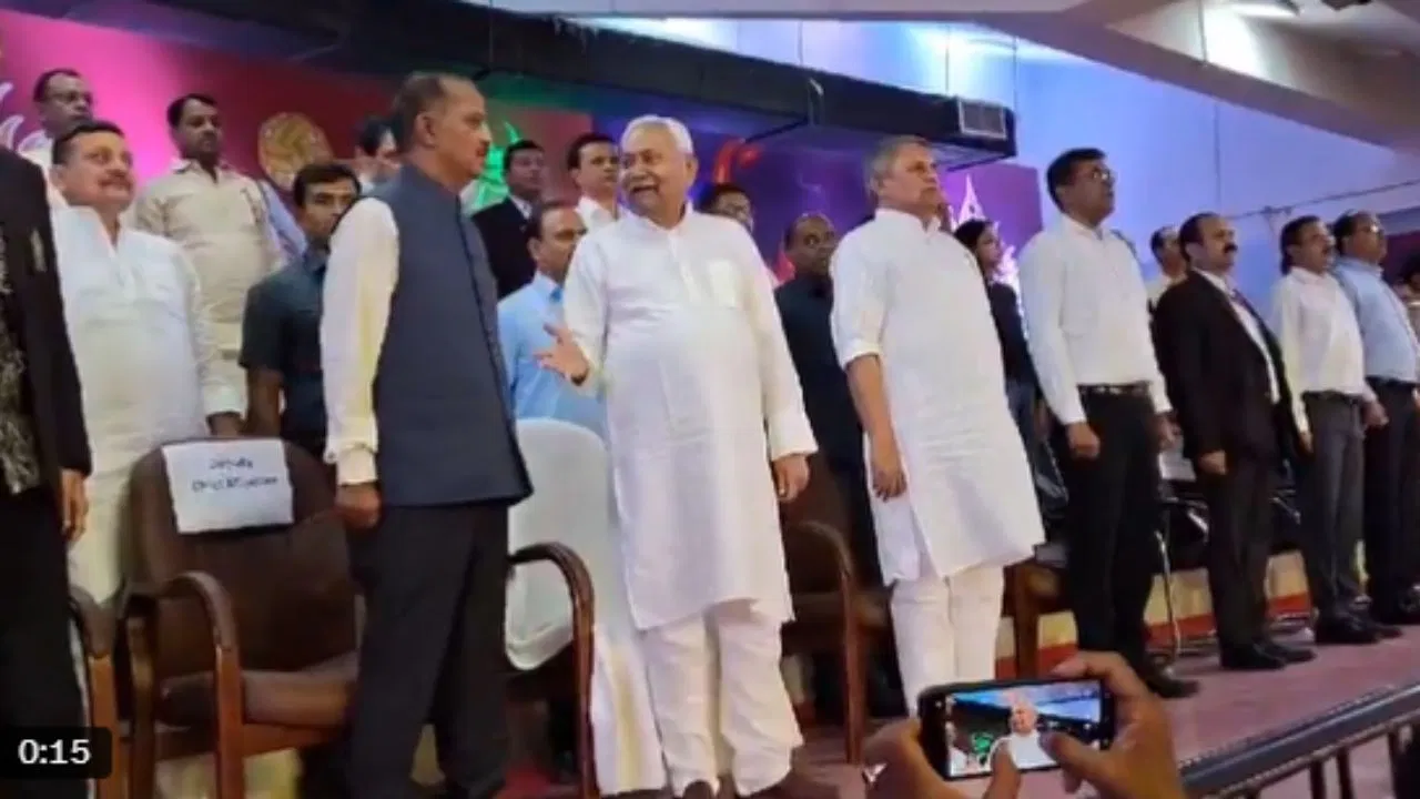 राष्ट्रगान के वक्त सीएम नीतीश कुमार ने की बात, अब राजद ने साधा निशाना