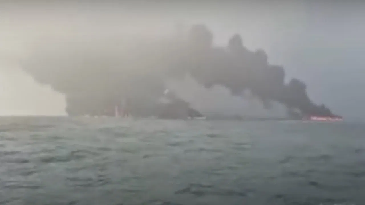 उत्तरी सागर में बड़ा हादसा, टक्कर के बाद तेल टैंकर और कार्गो शिप बने आग का गोला