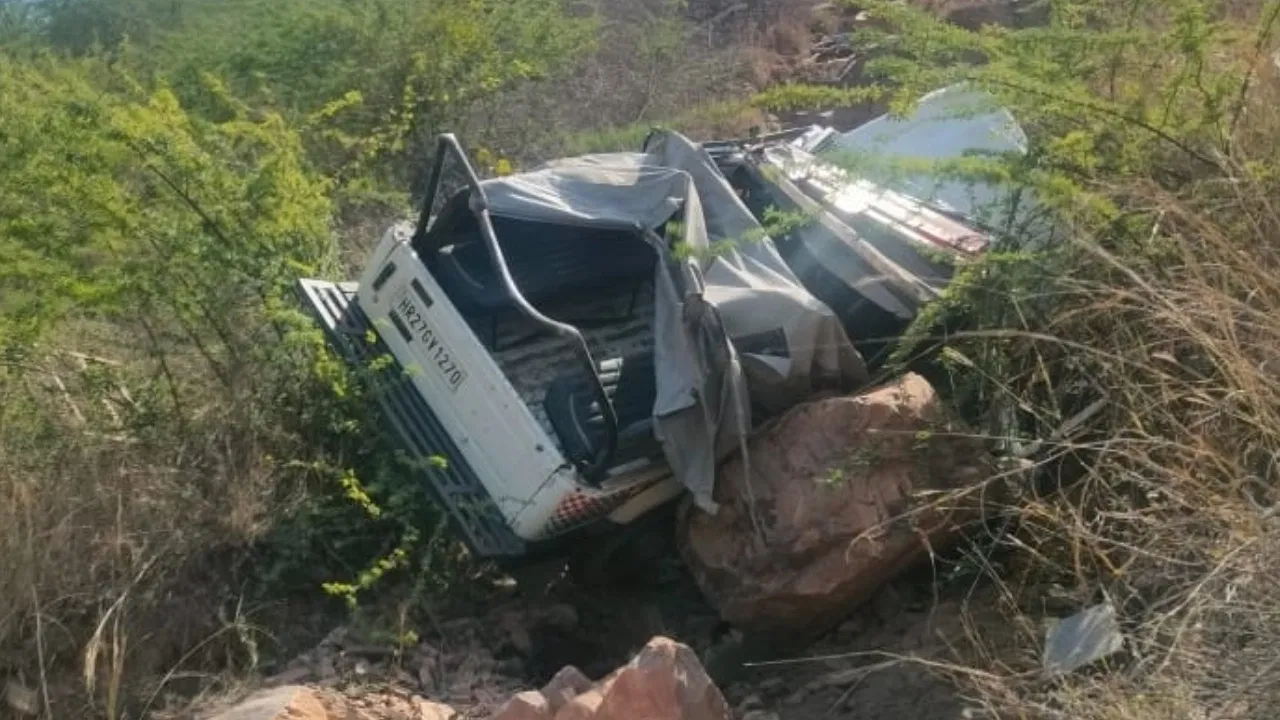 पहाड़ी रास्ते से जा रही थी पुलिस की पीसीआर वैन, 250 फीट गहरी खाई में गिरी गाड़ी