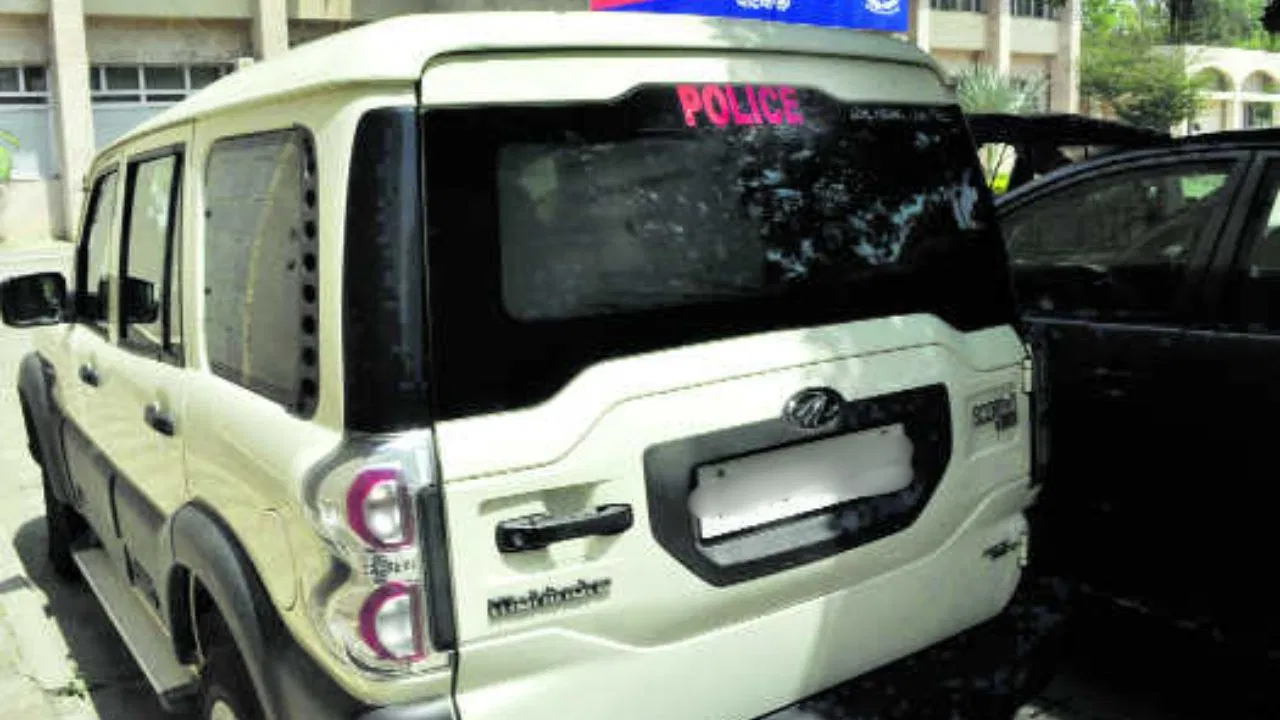 पुलिस वालों ने कार पर ‘पुलिस’ लिखा तो खैर नहीं… होगी सख्त कार्रवाई