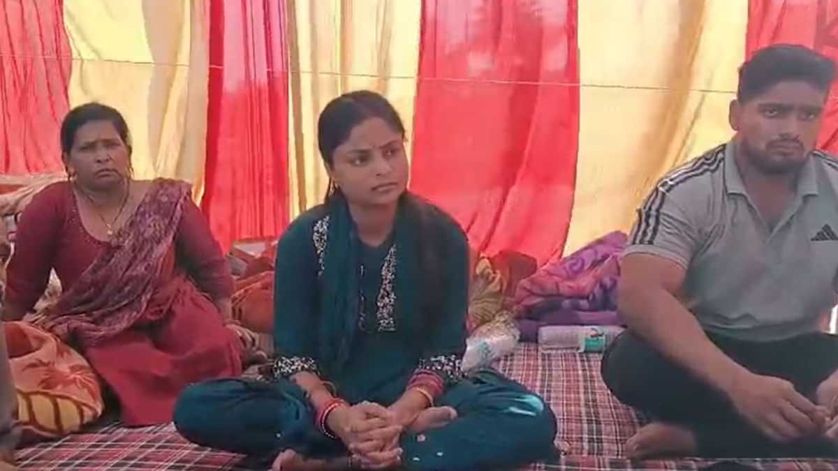 हनीमून पर दहेज को लेकर पति-पत्नी में हुआ विवाद, दुल्हन अब घर के बाहर धरने पर बैठी