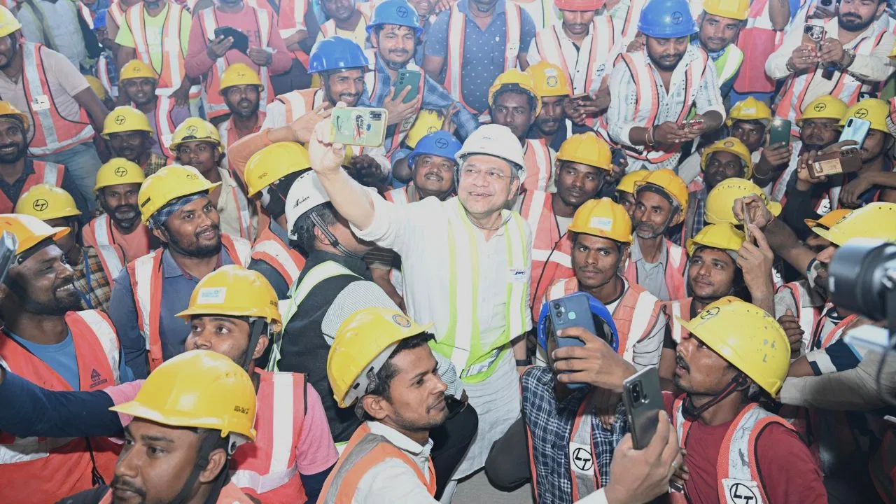 श्रमिकों के बीच पहुंचे रेल मंत्री अश्विनी वैष्णव, बुलेट ट्रेन प्रोजेक्ट को लेकर कही ये बात