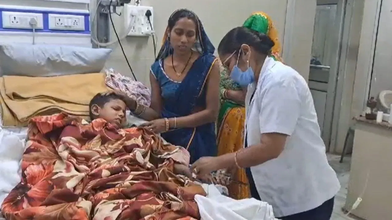 डॉक्टरों ने 9 साल के बच्चे का जोड़ा कटा हाथ, चारा काटने की मशीन में फंसा था
