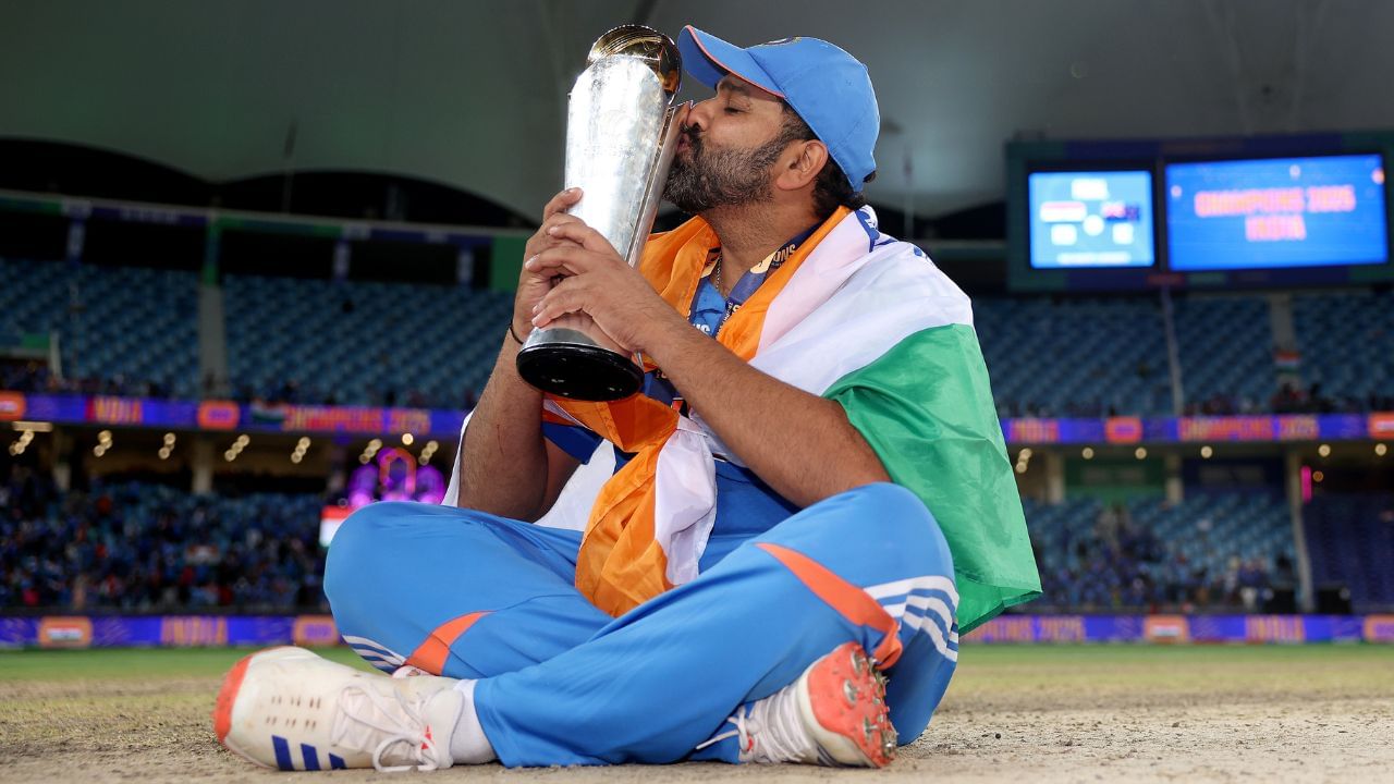ट्रॉफी जीतने के बाद मुंबई पहुंचे रोहित शर्मा, एयरपोर्ट पर उमड़ी फैंस की भीड़
