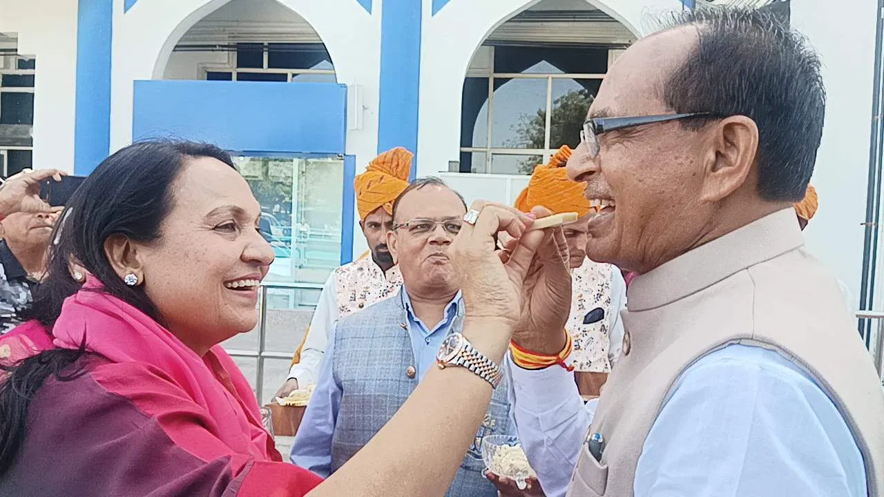 जोधपुर में ‘मामा’ का काजू कतली से स्वागत, समधन ने अपने हाथों से खिलाया