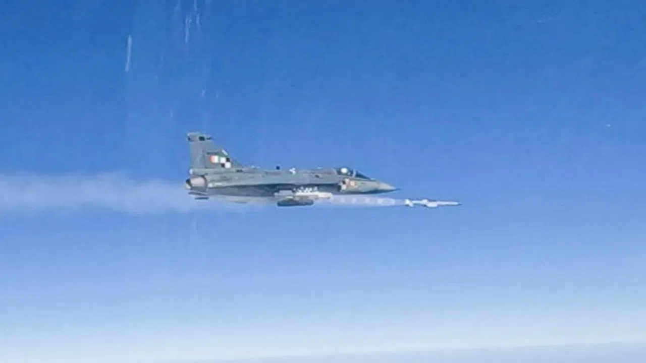 बिना देखे ही दुश्मन को कर देगा तबाह, तेजस से अस्त्र मिसाइल का सफल परीक्षण