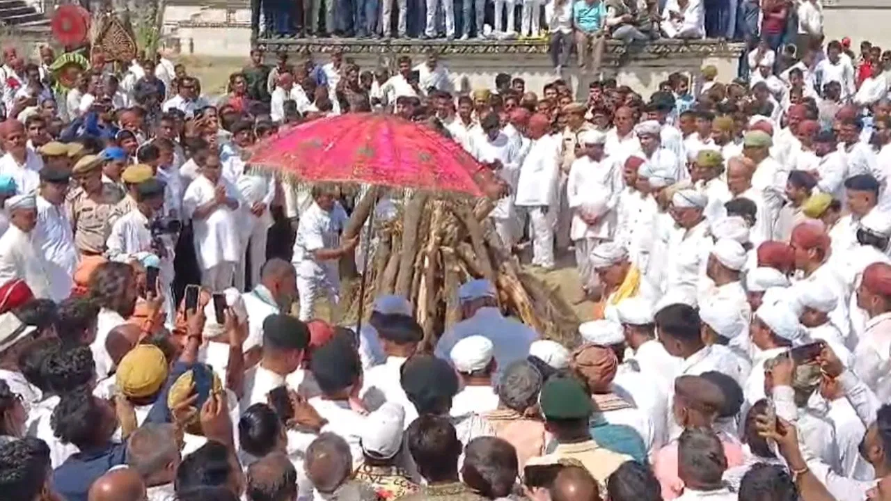 मतभेद भुलाकर काका अरविंद सिंह मेवाड़ के अंतिम संस्कार में पहुंचे विश्वराज
