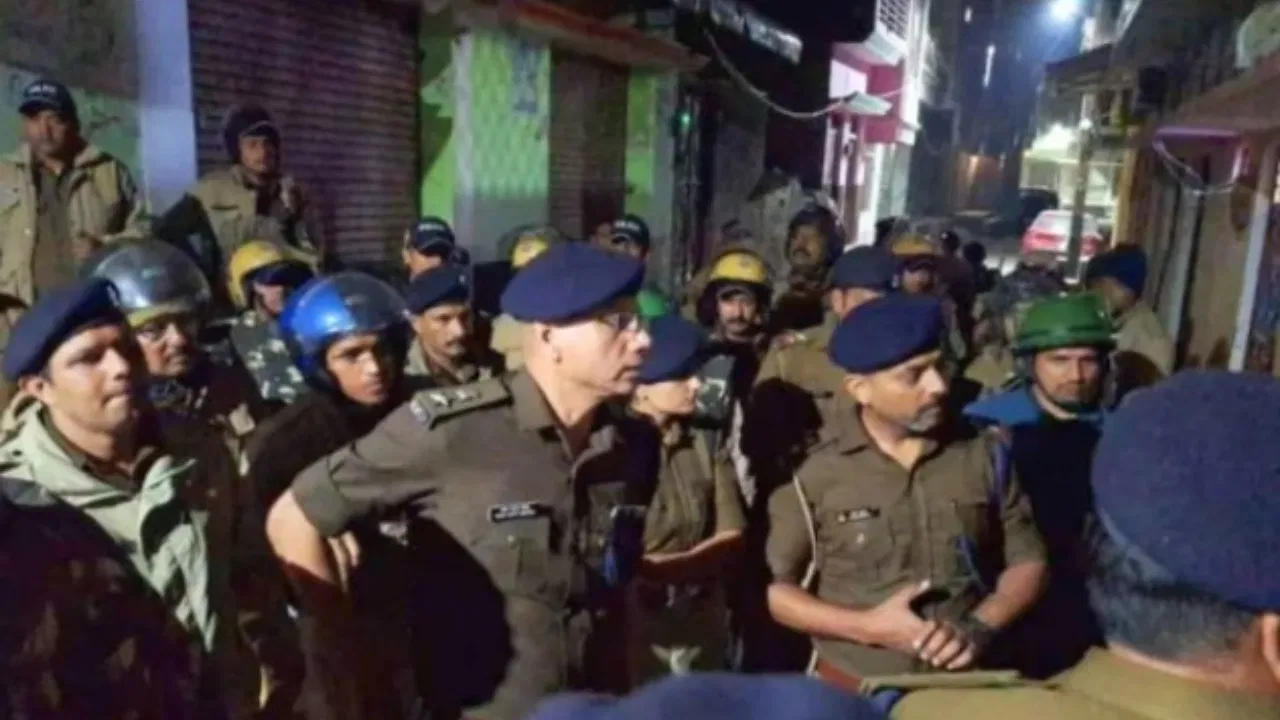 यूपी में घुसी उत्तराखंड पुलिस की फौज, घरों में की तोड़फोड़, उठा ले गई 16 लोग