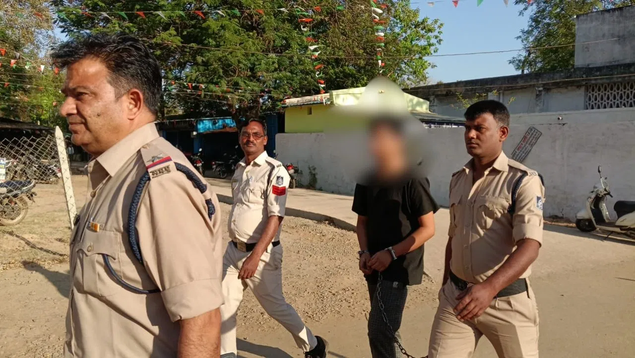 एमपी: मोबाइल की वजह से टीचर माता-पिता को बेटे ने मारा, मां की मौत