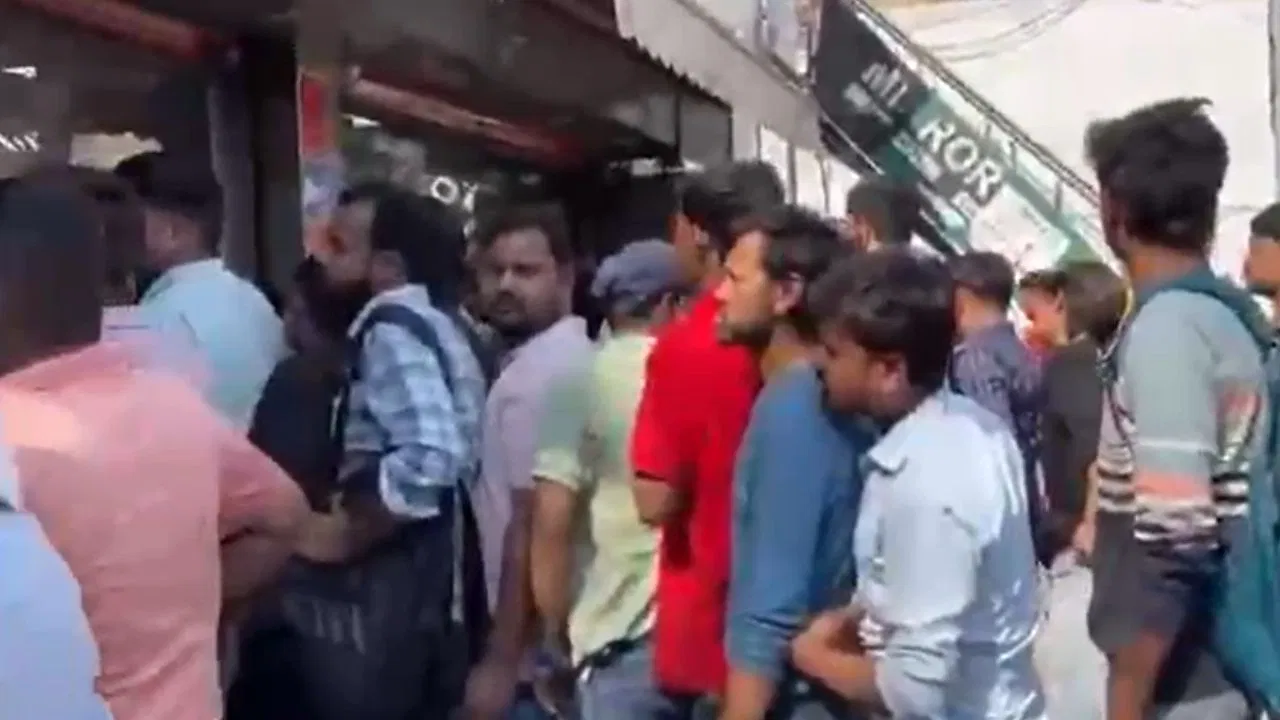 नोएडा में एक के साथ एक फ्री मिल रही शराब, दुकानों पर लगी लंबी लाइनें