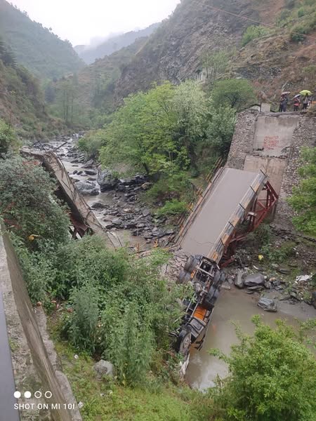हिमाचल प्रदेश में आधी रात टूटा पुल, ट्रक समेटे ढहा, आवागमन बाधित