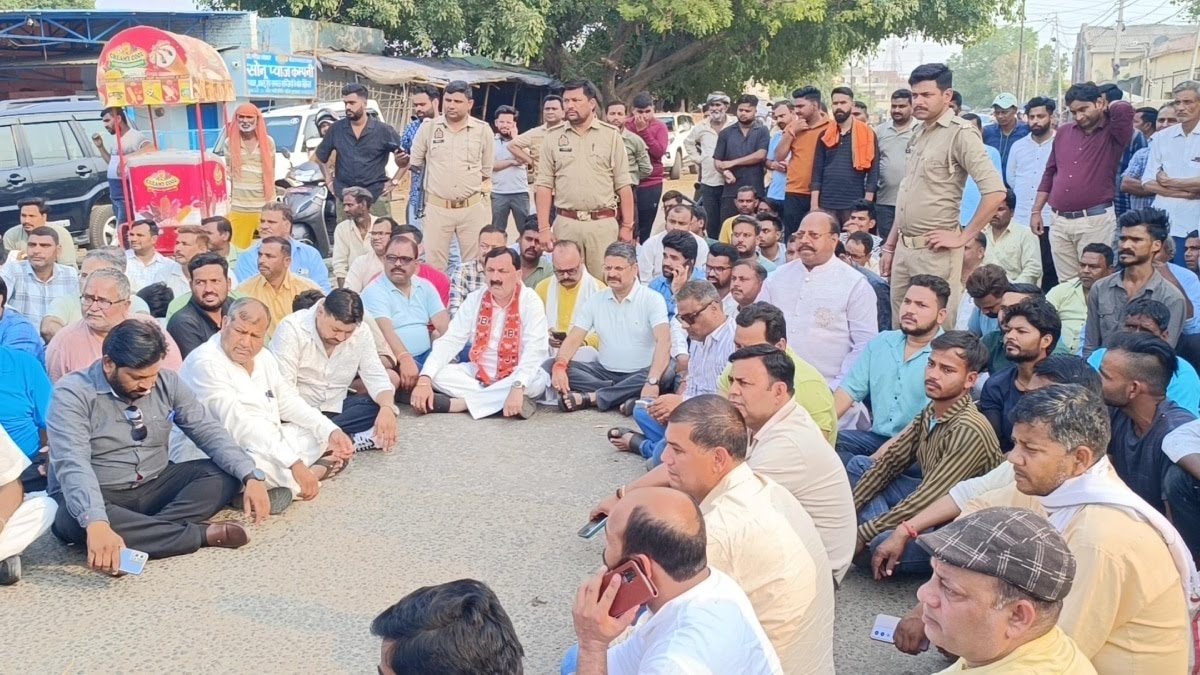 मुरादाबाद: भाजपाइयों की दुकानों पर बुलडोजर कार्रवाई, विधायक ने जताया विरोध