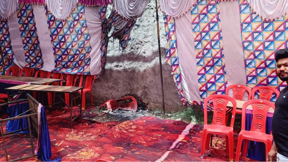 बिजनौर: दावत में न बुलाने पर पड़ोसियों का बवाल, पंडाल में तोड़फोड़ और आगजनी