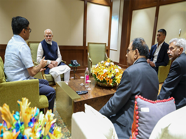 दिल्ली लौटे पीएम मोदी, एयरपोर्ट पर ही की आपात बैठक