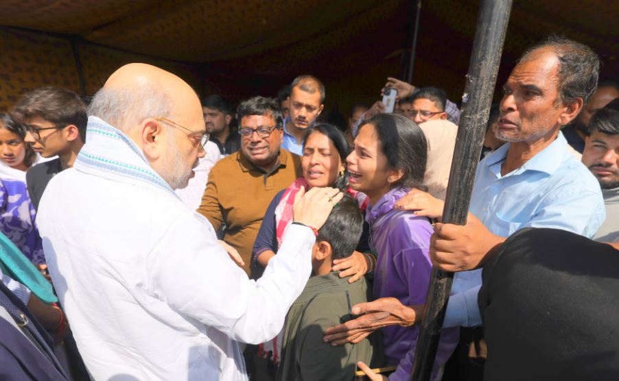 पहलगाम हादसा: गृह मंत्री से मिलकर रो पड़े परिजन; शाह ने सिर पर फेरा हाथ
