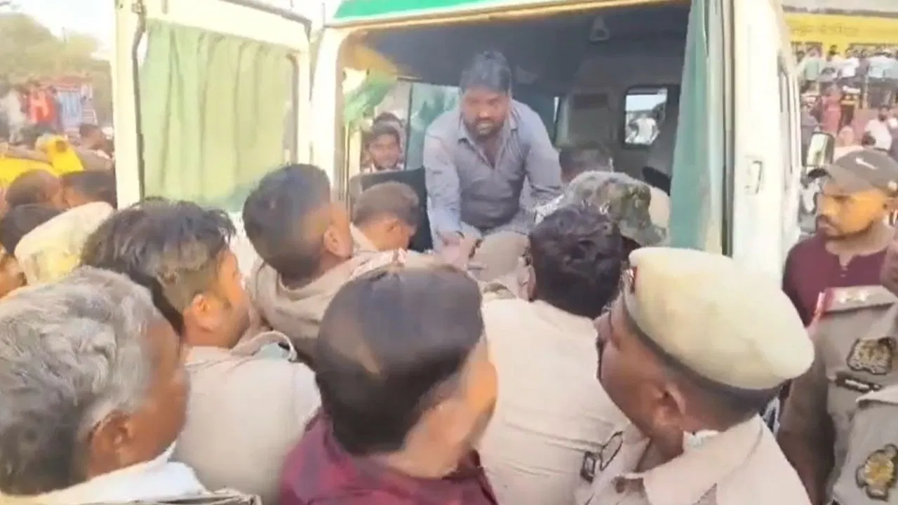 आगरा में बिल्डिंग गिरने से 2 की मौत, 7 लोग घायल