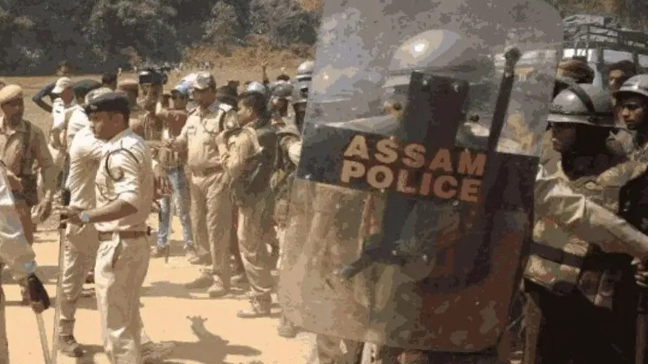 बंगाल के बाद अब असम में वक्फ विवाद पर बवाल, पथराव और लाठीचार्ज