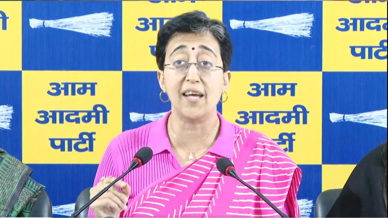 दिल्ली मेयर चुनाव से दूर रहेगी आप, आतिशी बोलीं- भाजपा को तोड़फोड़ से मिला बहुमत