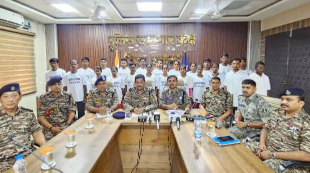 सुकमा में 22 नक्सलियों का सरेंडर, इनामी दंपती भी शामिल