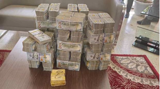 जांबिया एयरपोर्ट पर भारतीय तस्कर गिरफ्तार, सूटकेस से मिले 19 करोड़ कैश और 4 करोड़ का सोना