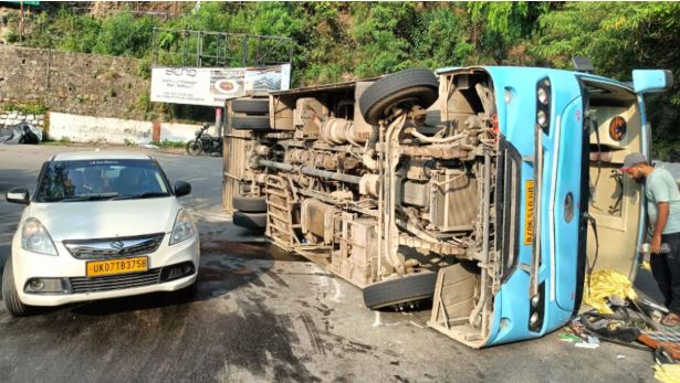 दिल्ली से मसूरी जा रही बस हादसे का शिकार, 27 यात्री थे सवार