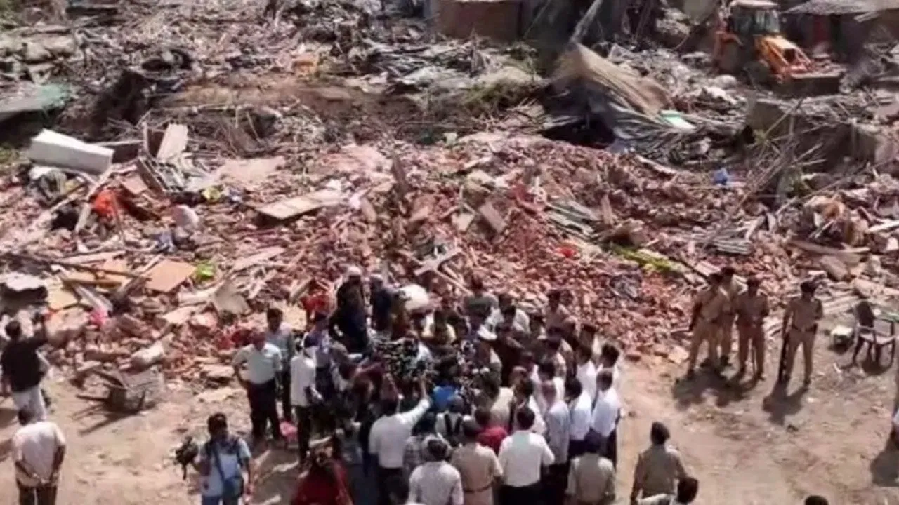 अहमदाबाद: चंदोला झील किनारे अवैध झुग्गियों पर कार्रवाई, 2000 पुलिसकर्मी तैनात