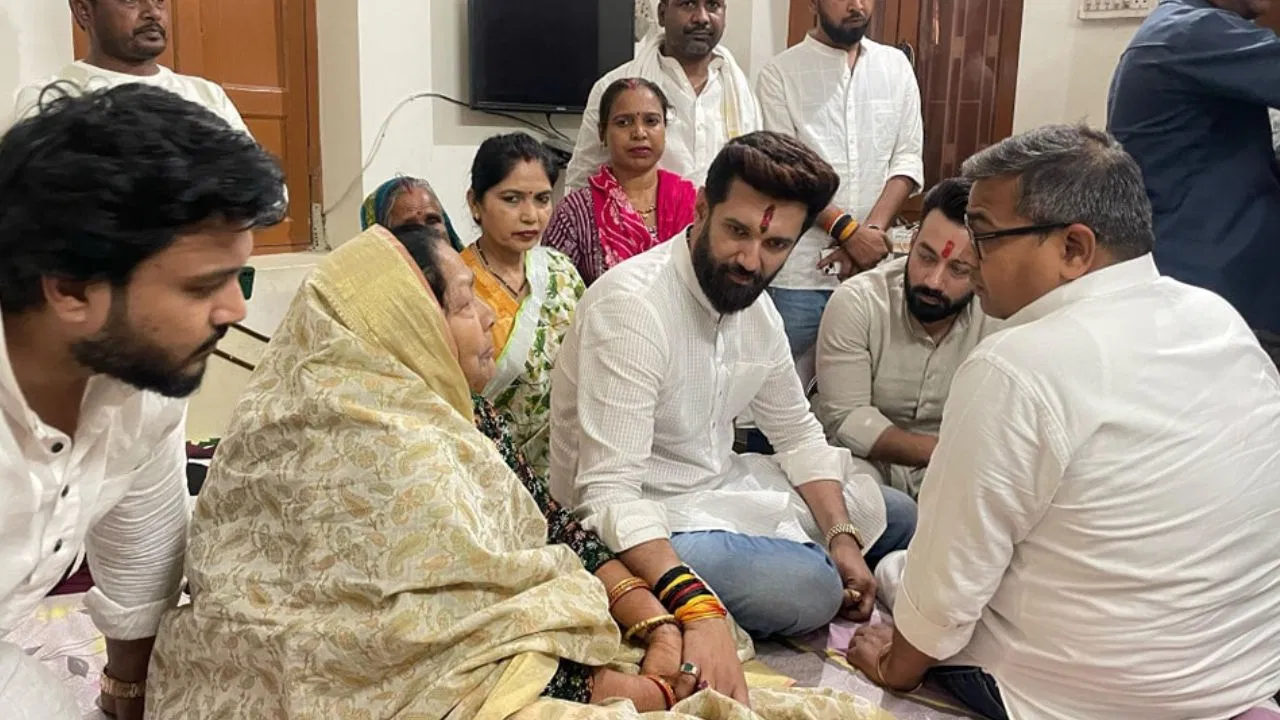 पहले पार्टी छीनी, अब घर पर नज़र… चिराग का चाचा पशुपति पर सीधा वार