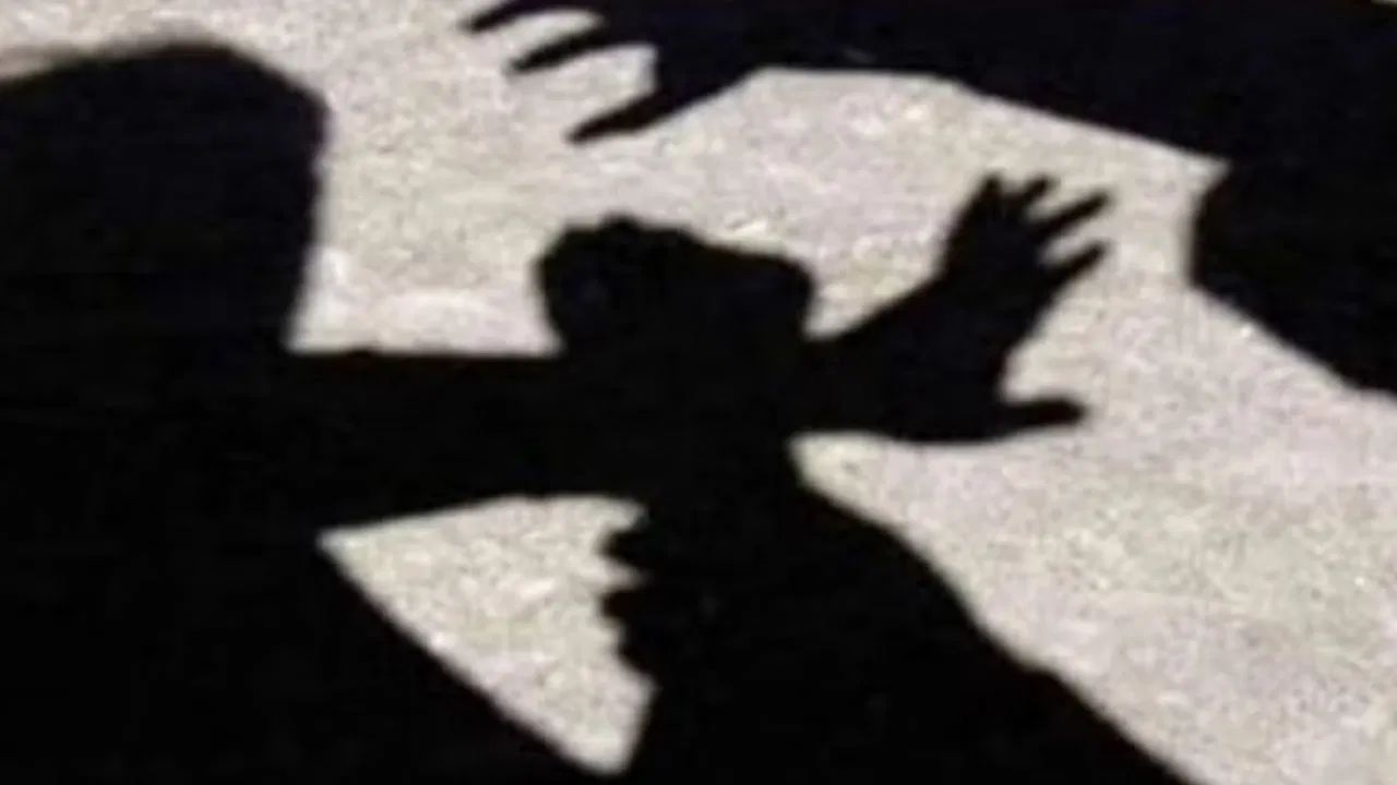 पेंसिल के लिए हुआ झगड़ा, 8वीं के स्टूडेंट ने क्लास फ्रेंड पर दरांती से किया हमला