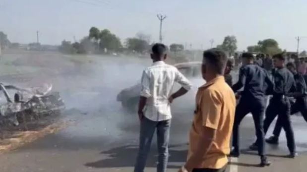 राजकोट: भीषण सड़क हादसे में दो कारें जलकर राख, 4 की मौत