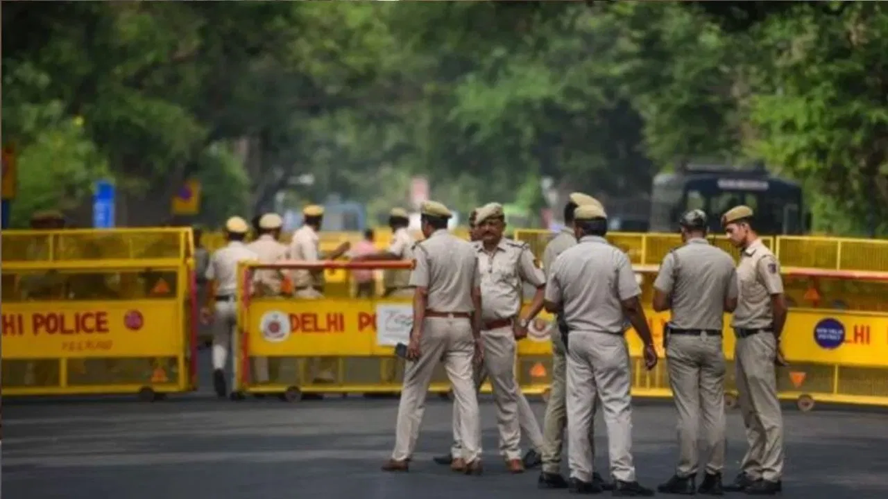 दिल्ली में प्रॉपर्टी डीलर की गोली मारकर हत्या, 10 राउंड फायरिंग से सनसनी