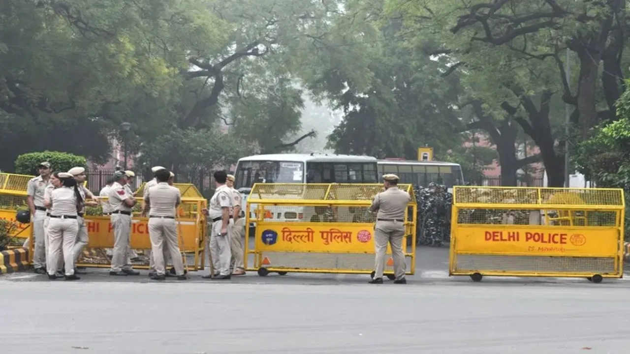 दिल्ली में दिनदहाड़े फायरिंग, प्रॉपर्टी डीलर की कार पर हमला